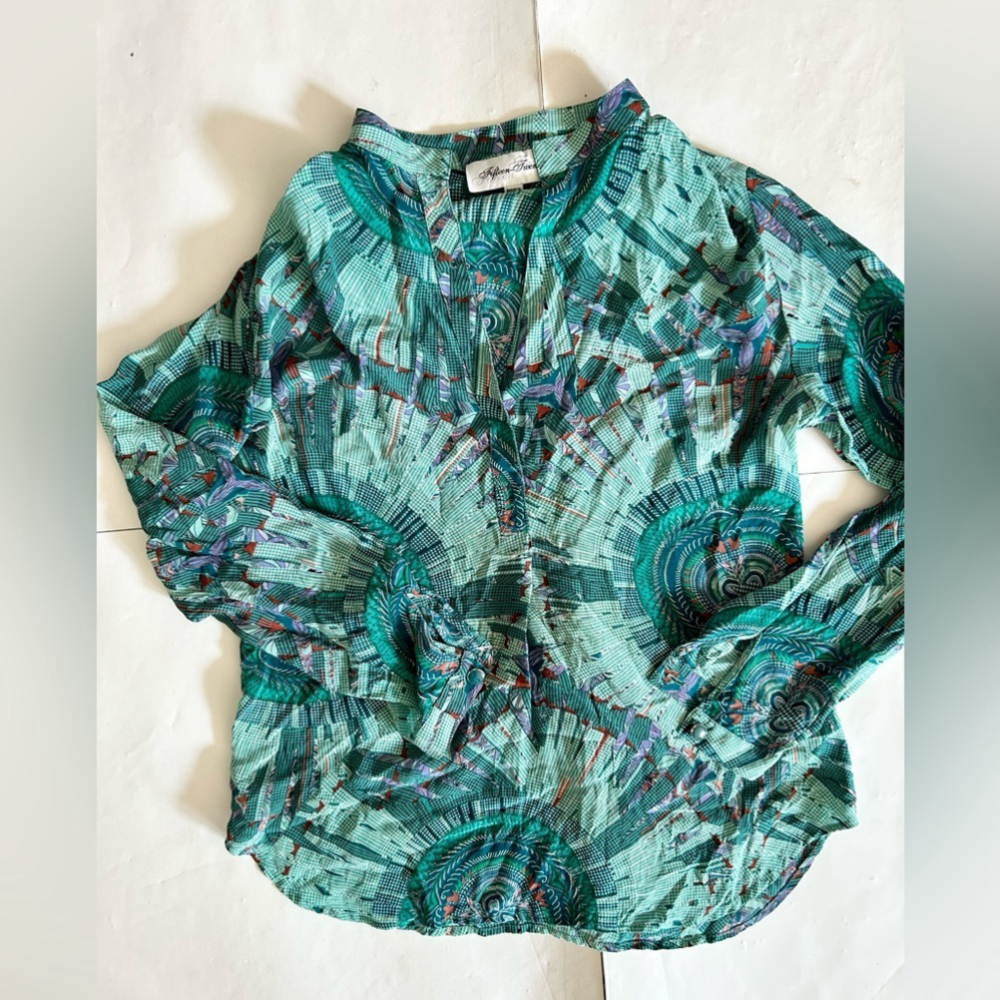 Fifteeen twenty pull on collarless pattern blouse green blue size medium - Picture 6 of 6